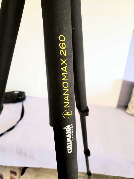 Tripé para equipamento fotográfico ou de vídeo, ou para smartphone.