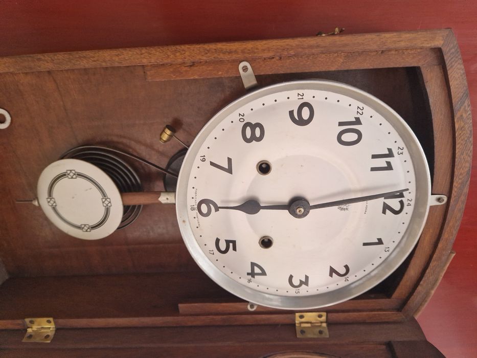 Relógio reguladora antigo vintage a funcionar com chave

Altura:
48cm