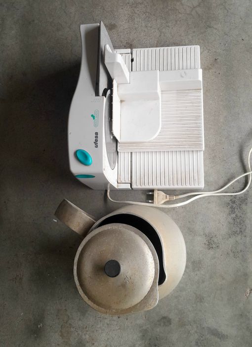 Máquina de cortar Fiambre.. cafeteira 5 litros