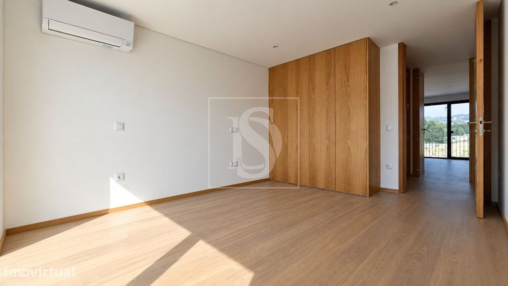 Moradia T3 Nova de Gaveto com Garagem em Frossos, Braga