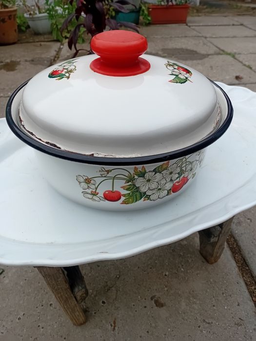 Продам две кастрюли. 1.5 и 1.0 б/у советские