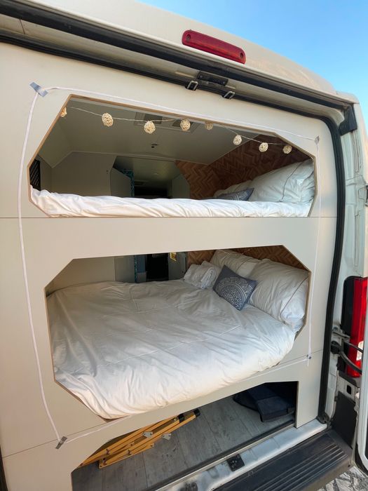 Aluga-se Campervan moderna para 4 Pessoas com electricidade autónoma