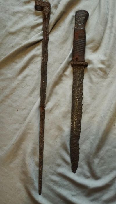 Dwa bagnety mauser Mosin wykopki antyki starocia vintage militaria wojna  rzesza niemiecka radzieckie broń znalezisko retro historia 1939 1945 hełm