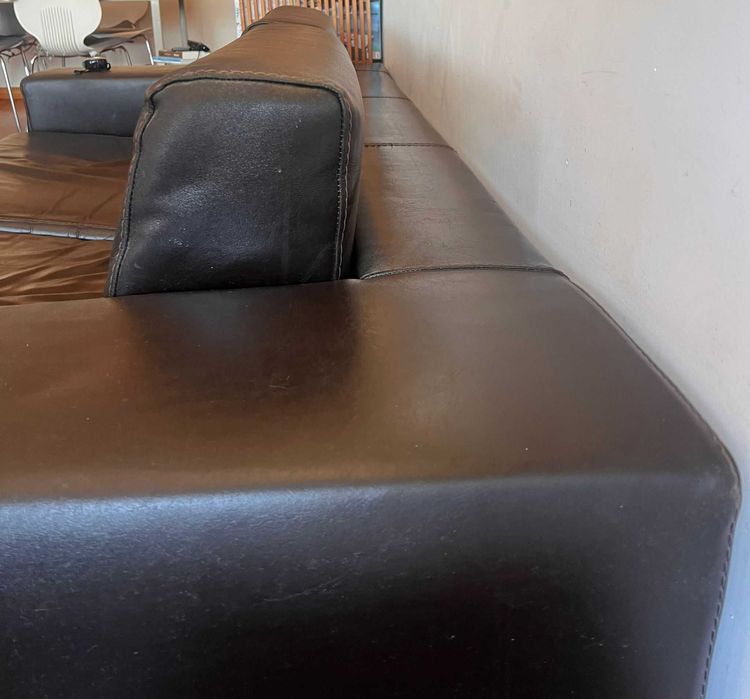 Sofá contemporâneo de três lugares em pele castanho escuro