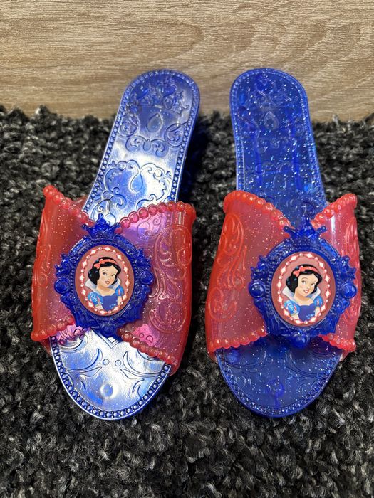 plastikowe buty na obcasie z motywem Królewny Śnieżki od Disneya