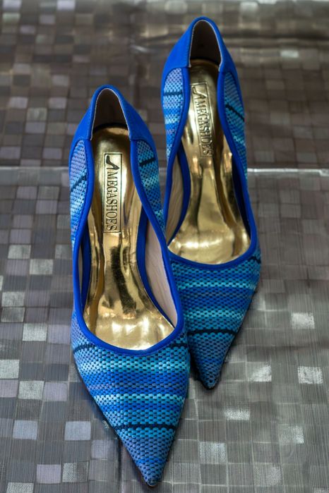 Sapatos de salto agulha em camurça azul com estampa geométrica texturizada
