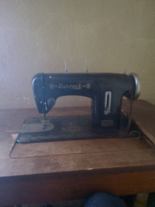 Maszyna do szycia Łucznik zabytek na stoliku