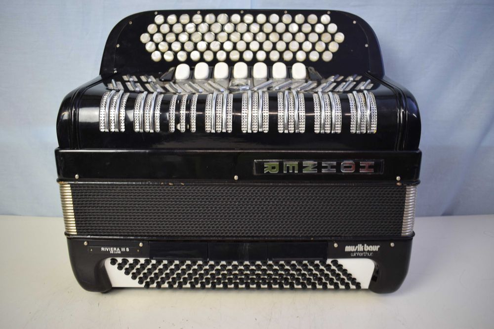 Acordeao Hohner III S. N 217