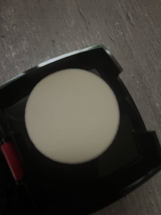 Kremowo pudrowy podkład nude Avon