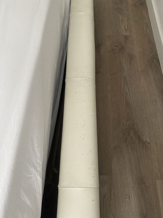 Cama casal com algumas marca de uso