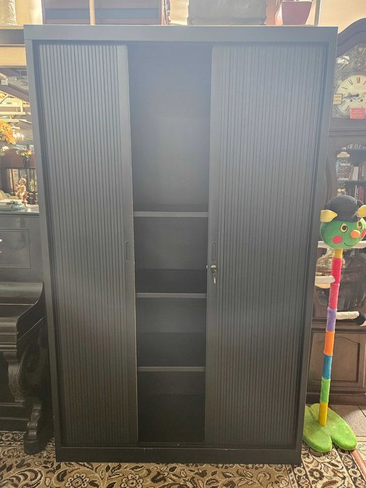 Grande armário em metal com portas de correr e chave - óptimo estado geral