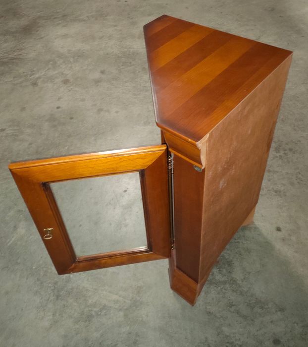 Vitrine de Canto Para Copos em Cerejeira