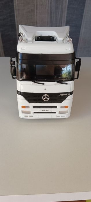 Camião Mercedes Actros escala 1/32