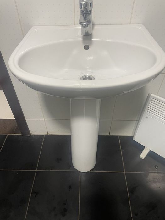 Умывальник с ножкой и краном