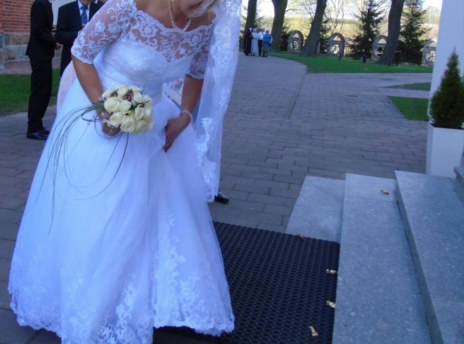 Suknia slubna z haftem, bolerko i welon