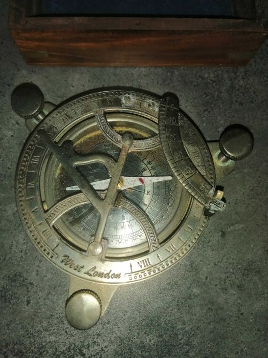 kompas zeglarski w drewnianym pudelku