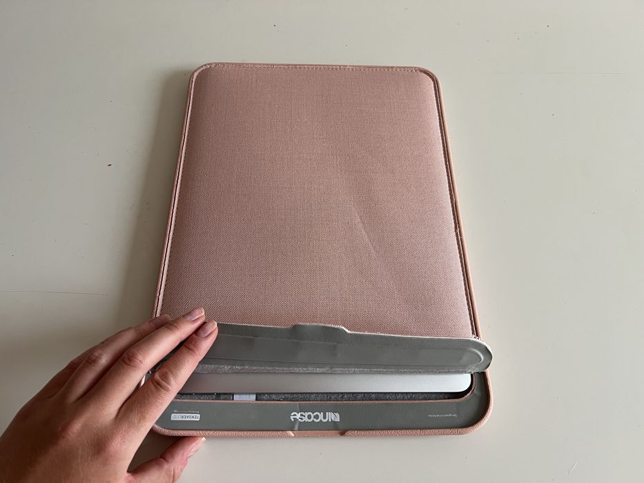 Bardzo zadbany MacBook Air 13 2020 M1 8 256 + magnetyczne etui Incase