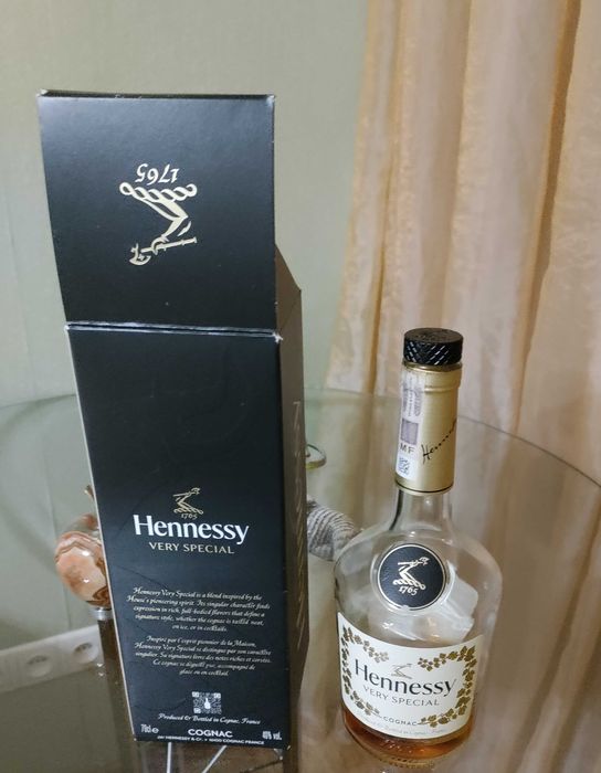 Коробка-упаковка от Hennessy с бутылкой 0,7 литра