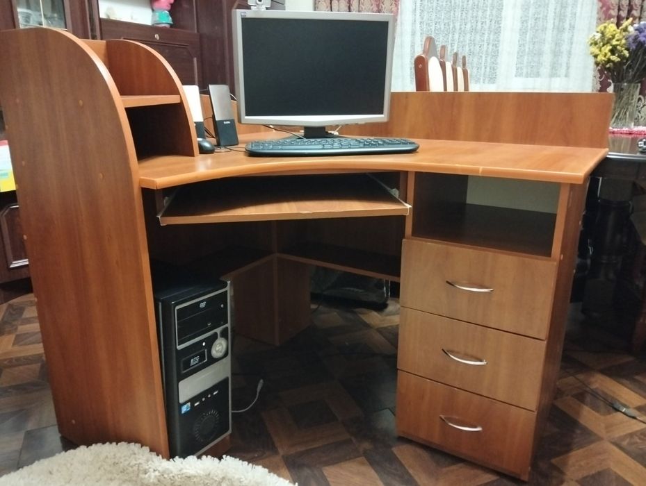 Кутовий комп'ютерний стіл