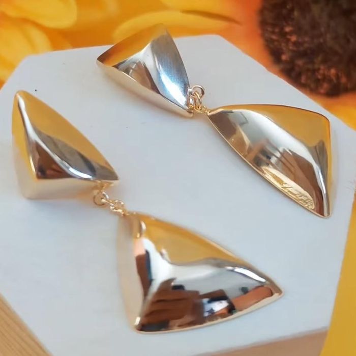 Brinco diagonal folheado ouro 18, semijoia de qualidade.