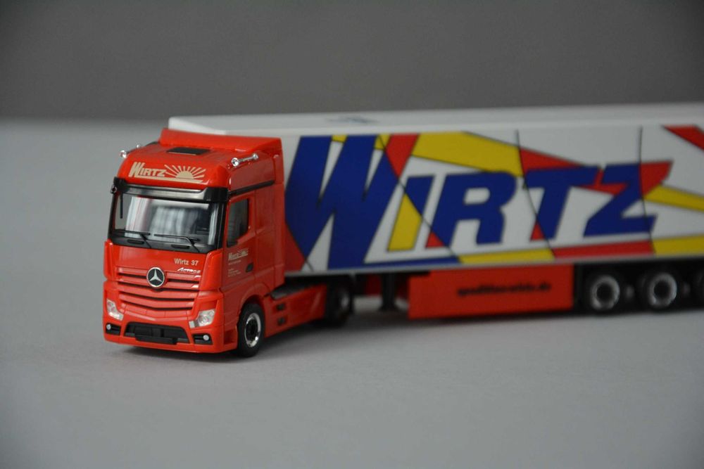 1:87 (H0) Herpa 315593 -  MB Actros BigSp. + chłodnia - Wirtz (Popart)