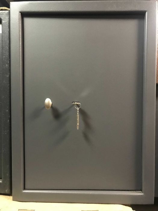 Прочный взломостойкий сейф