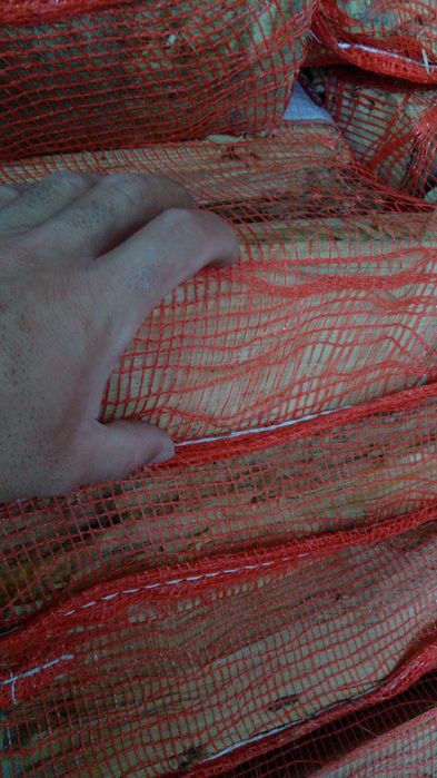 Sacos de lenha de eucalipto bem seca