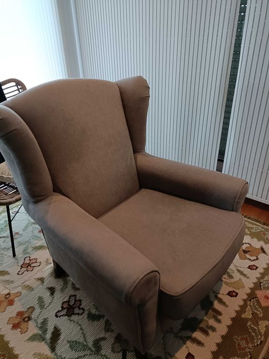 Excelente mobília de quarto com cadeirão