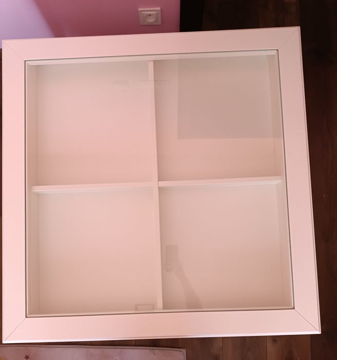 Stolik kawowy IKEA z wysuwaną szufladą.