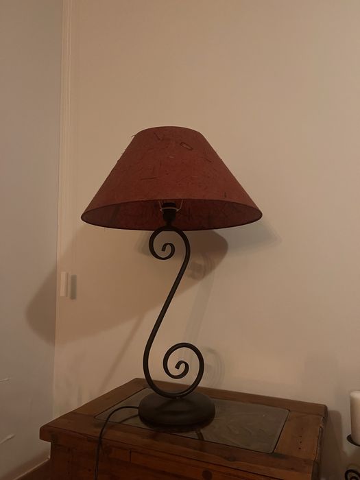 Candeeiro com base em ferro forjado em espiral