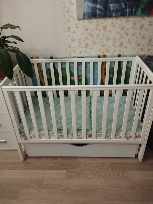 Дитяче ліжечко з маятником