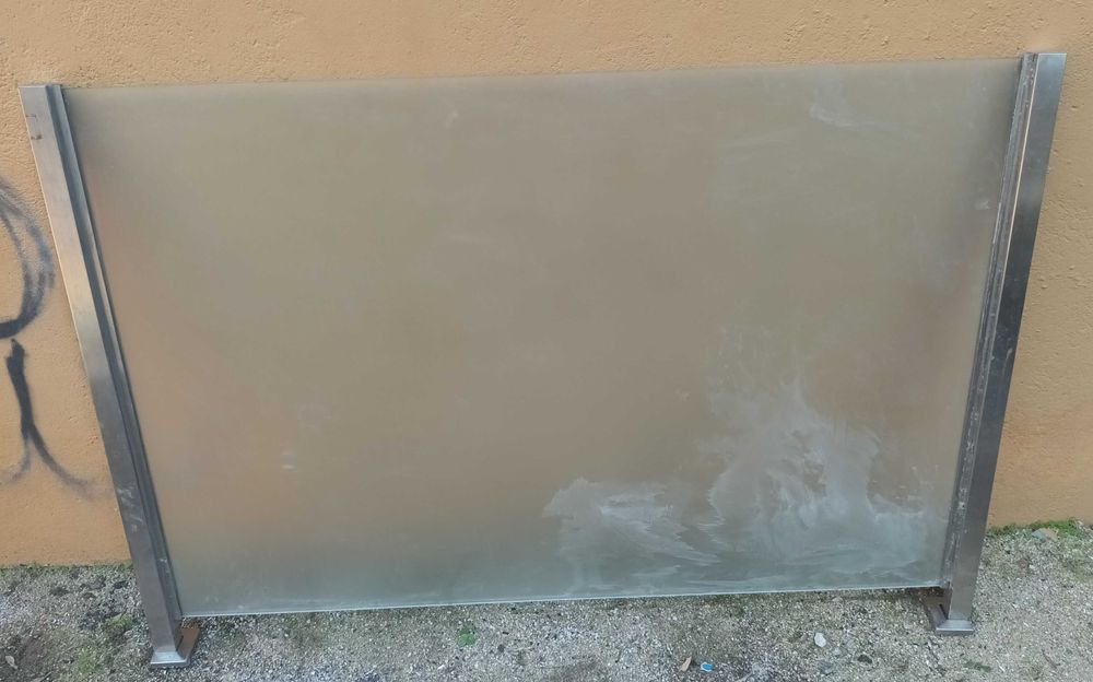 Vidro fosco temperado.