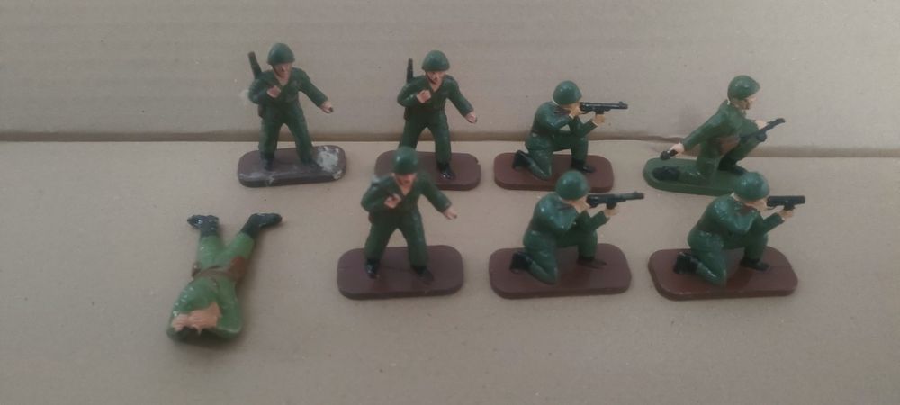 Żołnierzyki PRL - 8 figurek. Stan jak na zdjęciach.