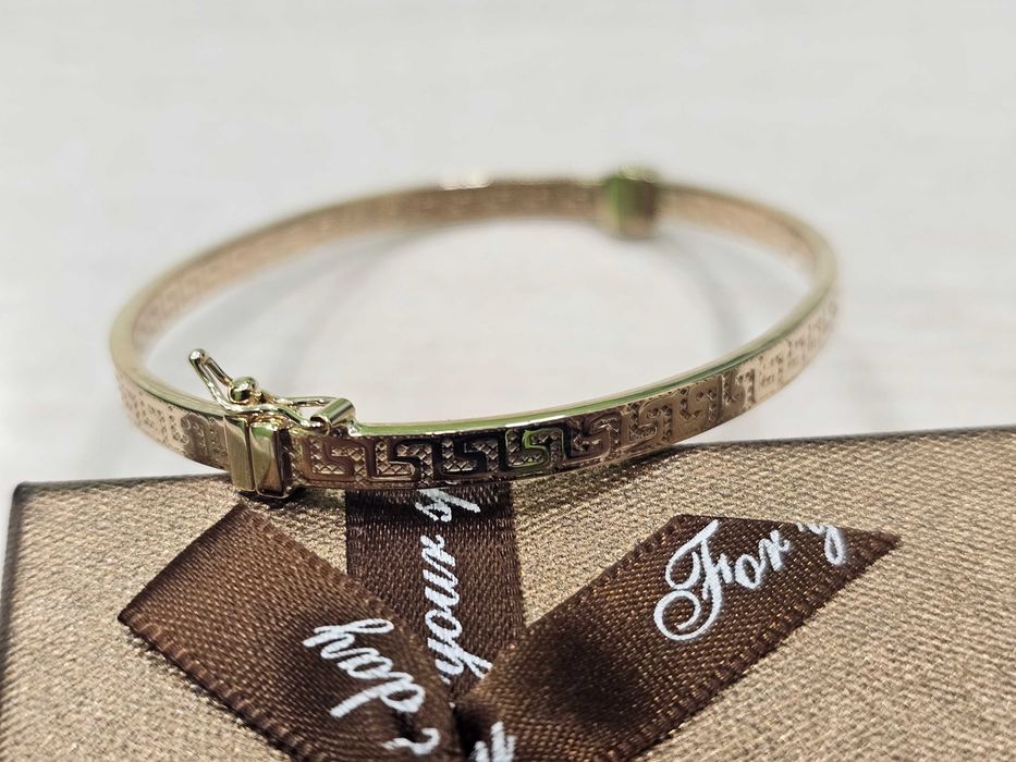 Złota bransoletka sztywna z zapięciem w greckie wzory PR 585