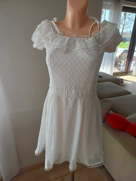 Biała sukienka na lato rozm.40 z defektem
