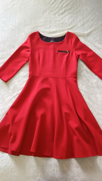 Елегантна червона сукня