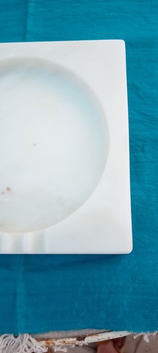 Cinzeiro em mármore branco polido