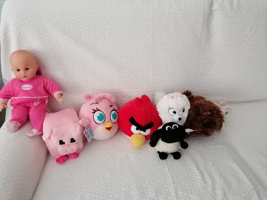 Lote de peluches e boneca