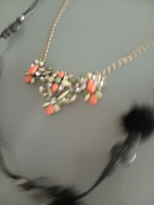 2 colares: Vintage art deco statement dourado com pedras e cristais facetados e Colar estilo Boho em tons de cinza e preto