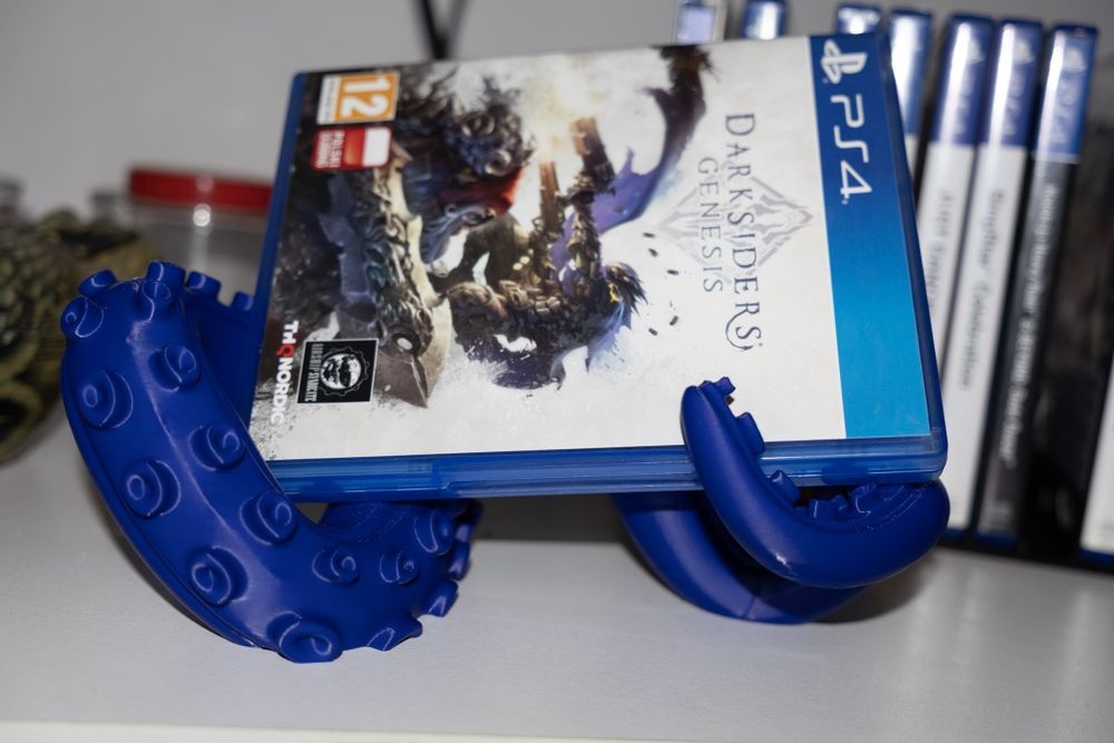 Stojak na pad i pudełko używanej gry  unikatowy od PlayStation do Xbox