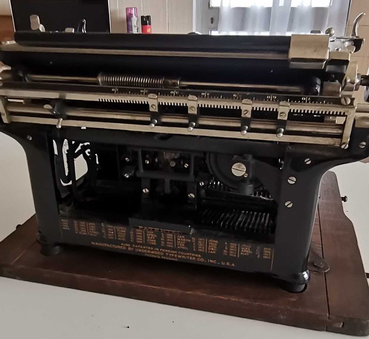 Máquina de escrever com mais de cem anos em ótimo estado.