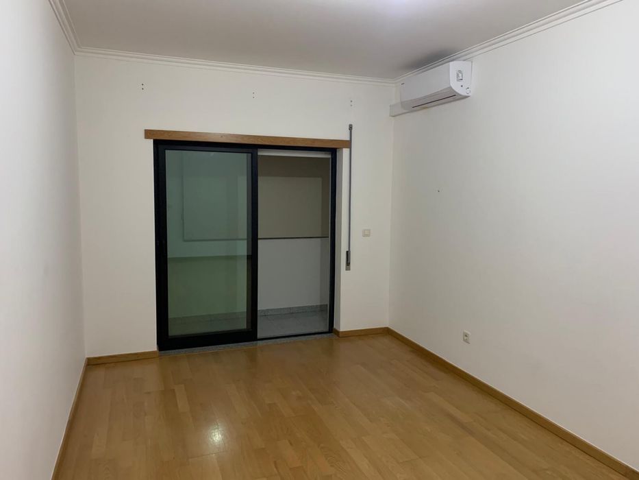 Aluga-se apartamento T3 com garagem