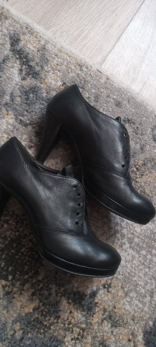 Czarne botki czółenka na obcasie wiązane.