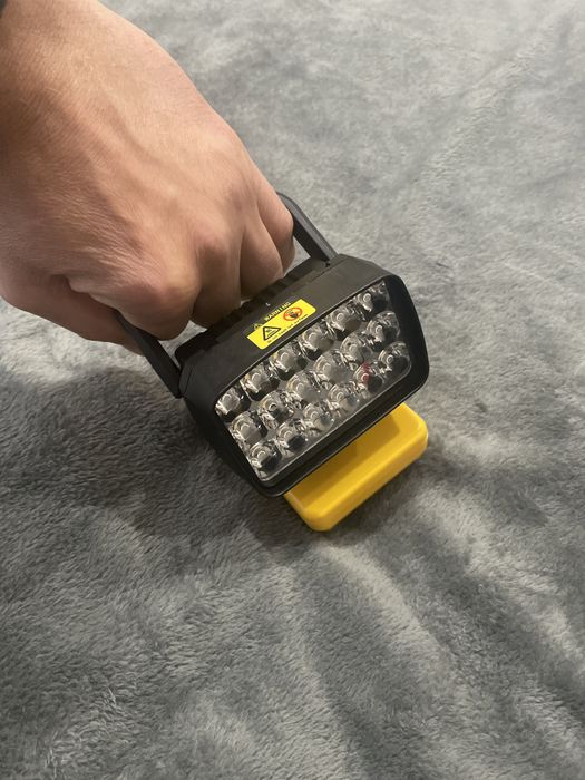 Якісна яскрава зручна лампа прожектор з ручкою на dewalt акумулятор но