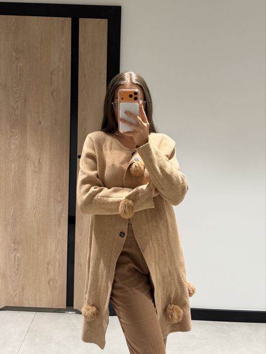 sweter kardigan zatrzaski pompony ozdobne brzoskwiniowy wiskoza