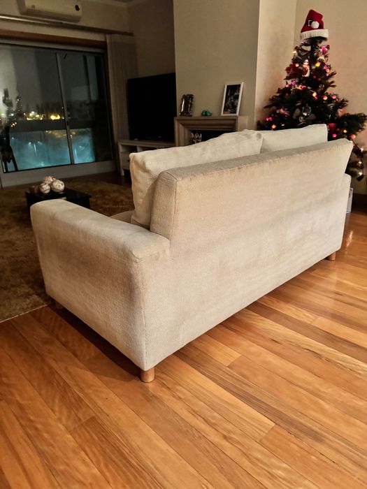 Sofá semi novo de dois lugares