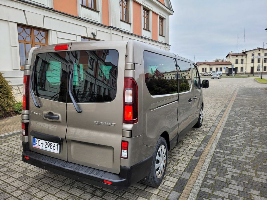 Licencjonowany przewóz osób. Wynajem busa z kierowcą.