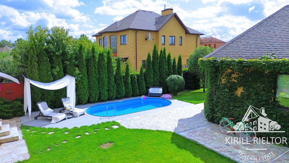 В городке "Золотые Ключи" продается дом с баней и бассейном