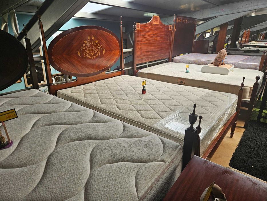 Cama antiga estilo D. Maria com estrado e colchão - Bom estado