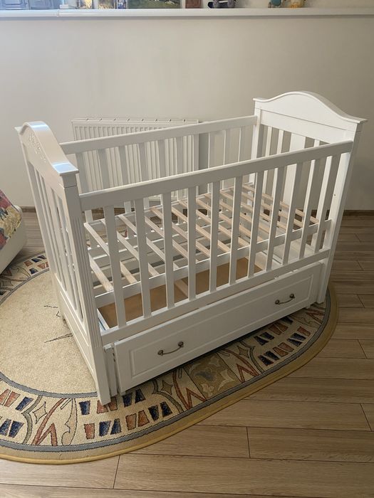 Дитяче ліжечко з маятником